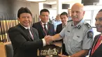 Kabareskrim Komjen Ari Dono Sukamto bertukar cendera mata dengan Wakil Kepala Kepolisan Selandia Baru Mark Clement di Markas Kepolisian Selandia Baru, Wellington, Rabu (6/12). Pertemuan untuk mengatasi masalah penyelundupan manusia. (Dok Polri)