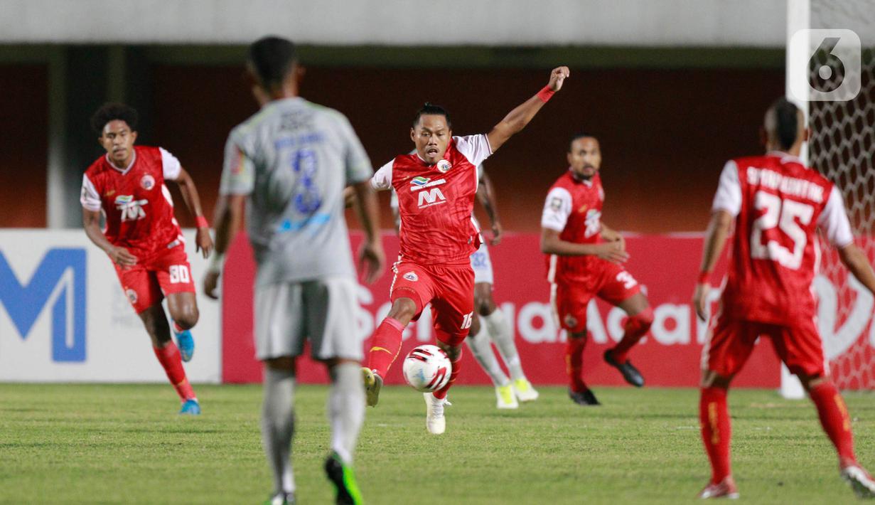 Pemain Persija Jakarta, Tony Sucipto, menendang bola saat melawan Persib Bandung pada laga final Piala Menpora 2021 di Stadion Maguwoharjo, Sleman, Kamis (22/4/2021). Persija menang dengan skor 2-0. (Bola.com/M Iqbal Ichsan)