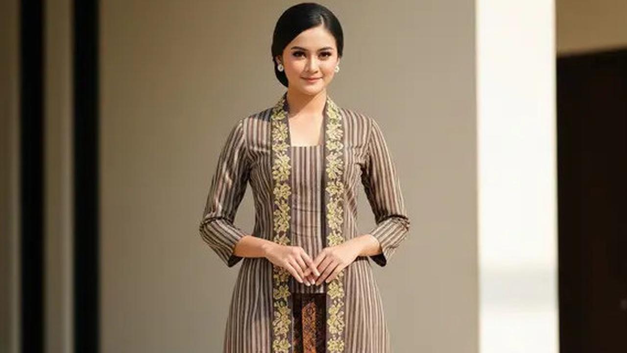 Kombinasi Tradisi dan Tren Masa Kini, Intip 7 Model Baju Lurik Adat Jawa yang Fashionable