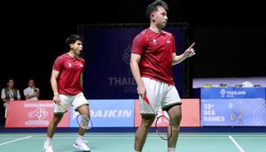 Ganda putra Indonesia Sabar Karyaman Gutama/Moh Reza Pahlevi Isfahani meraih medali emas cabang bulu tangkis nomor perorangan SEA Games 2025. Sabar/Reza mengalahkan Aaron Chia/Soh Wooi Yik dari Malaysia pada laga final di Thamasat Rangsit Gymnasium 4, Thailand, Minggu (14/12). (foto: PBSI)