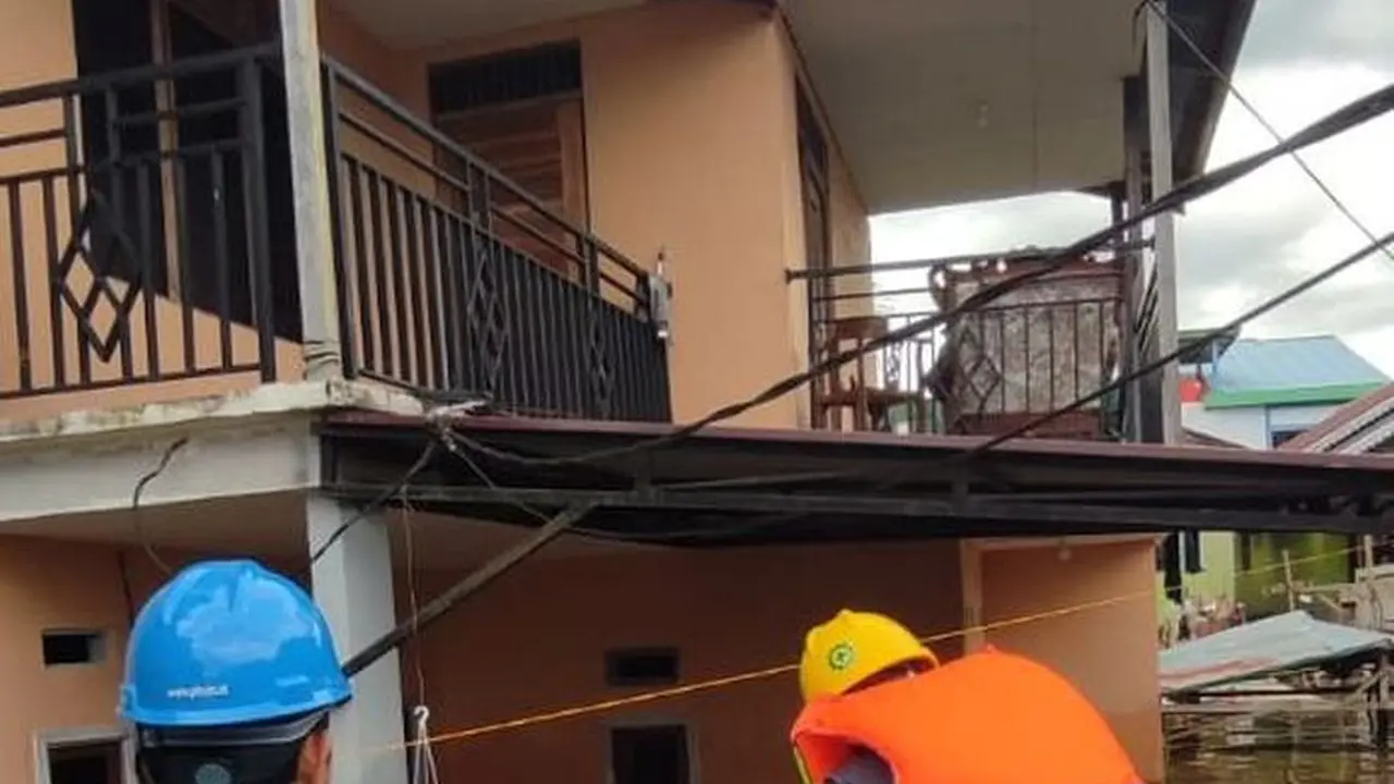 PLN melakukan langkah strategis untuk menyelamatkan masyarakat dari banjir di beberapa wilayah di Kalimantan Barat.