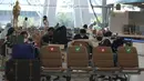 Turis dan staf hotel menunggu di Bandara Internasional Suvarnabhumi di Bangkok, Thailand, Senin (1/11/2021). Thailand mulai Senin ini telah dibuka kembali untuk wisatawan mancanegara yang divaksinasi penuh tanpa perlu menjalani proses karantina Covid-19. (AP Photo/Sakchai Lalit)