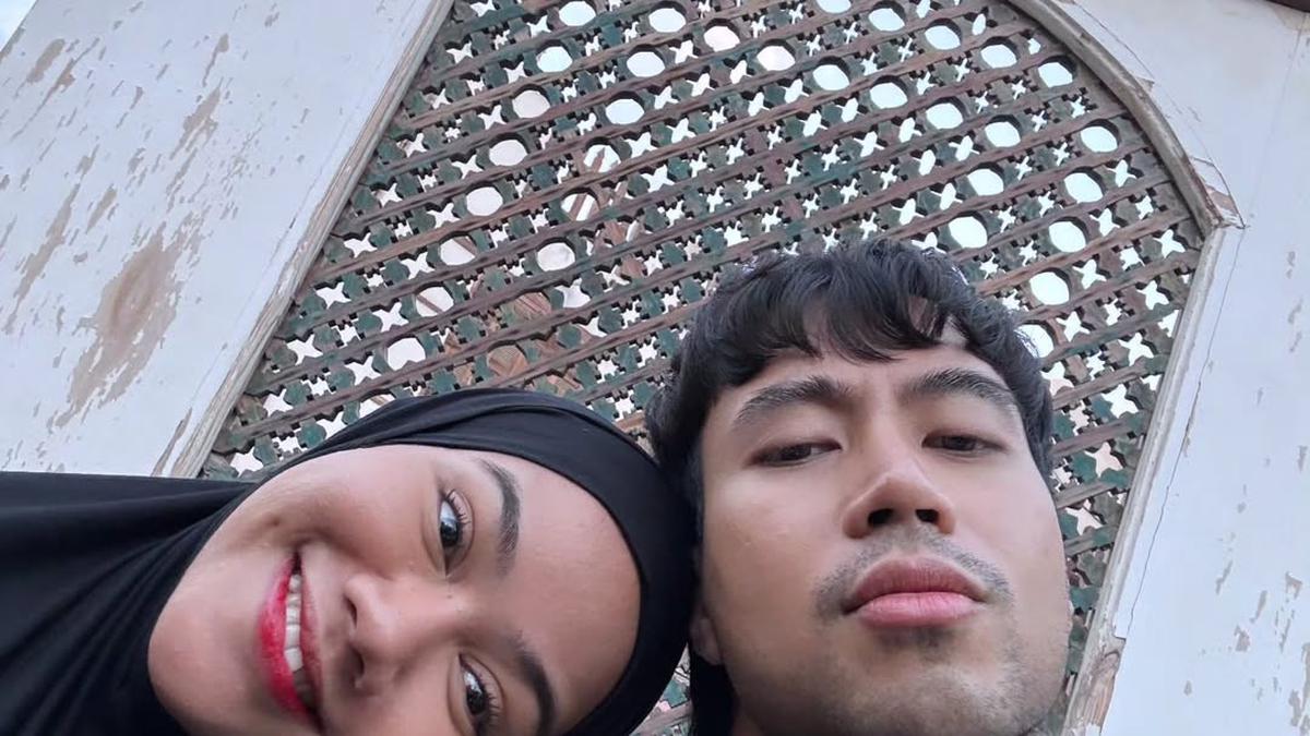 Sedang Umroh, Begini Ungkapan Duka dan Kehilangan Yura Yunita atas Kepergian Vidi Aldiano