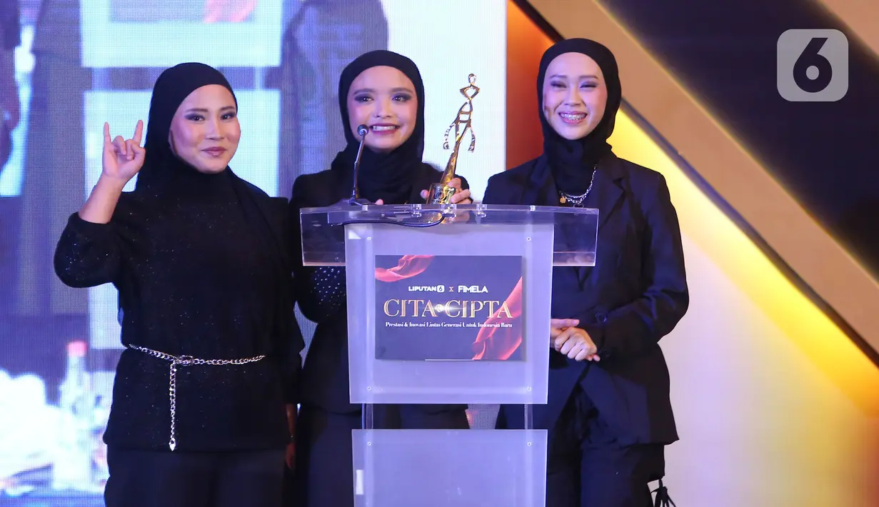 Voice of Baceprot, grup musik beraliran metal asal Garut memberikan sambutan usai menerima Anugerah Perempuan Hebat Liputan6.com Kategori Musik dalam cara Cita dan Cipta 2024 yang diadakan Liputan6.com x Fimela di Hotel Shangri-La Jakarta, Rabu (31/7/2024) malam. (Liputan6.com/Angga Yuniar)
