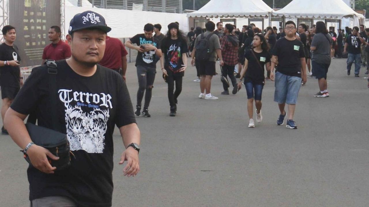 Antusiasme penonton yang berdatangan saat akan menuju pemeriksaan tiket masuk untuk menghadiri Festival Musik Hammersonic 2024 di Jakarta, Sabtu (4/5/2024). Foto: Liputan6.com / Herman Zakharia