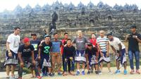 Pemain, pelatih, dan official PSM ramai-ramai berwisata ke Candi Borobudur, Senin (22/8/2016), seusai mengalahkan Persija sehari sebelumnya. (Bola.com/Abdi Satria)