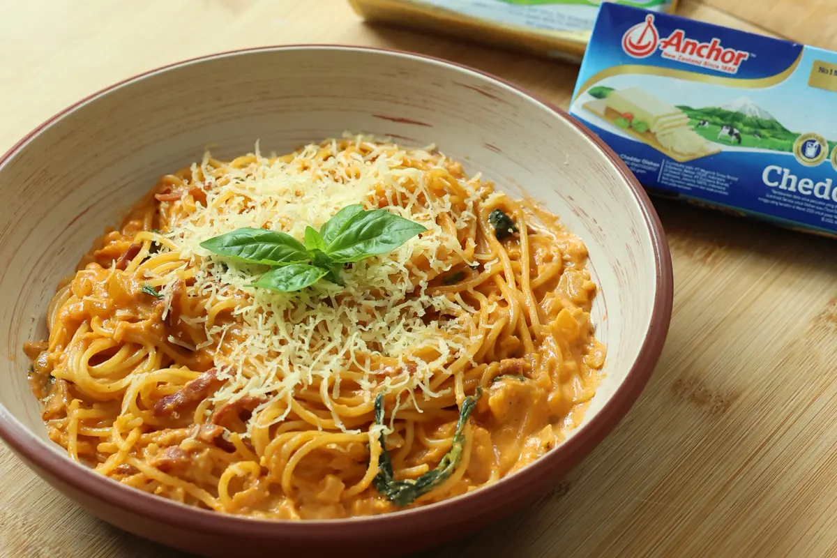 Cheesy Rose Spaghetti