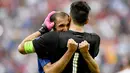  Kiper Italia, Gianluigi Buffon, dan rekannya, Giorgio Chiellini, merayakan kemenangan atas Spanyol dalam babak 16  Besar Piala Eropa 2016 di Stade de France, St. Denis, Prancis, (27/6/2016). (EPA/Georgi Licovski)