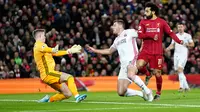 Pemain Liverpool Mohamed Salah (kanan) mencetak gol ke gawang Sheffield United pada pertandingan lanjutan Liga Inggris di Anfield Stadium, Liverpool, Inggris, Kamis (2/1/2020). Liverpool menang 2-0. (AP Photo/Jon Super)