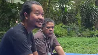 Aktivis lingkungan, Pepep DW (kiri) dan Enton Supriatna dari Yayasan Odesa (kanan) saat acara bincang Degradasi dan Berkurangnya Hutan di Jawa Barat, di Kebun Binatang Kota Bandung atau Bandung Zoo, Rabu, 26 Juni 2024. (Liputan6.com/Dikdik Ripaldi).
