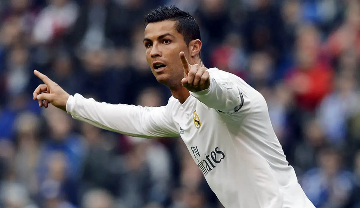 Bintang Real Madrid, Cristiano Ronaldo, merayakan gol yang dicetaknya ke gawang Deportivo pada laga La Liga Spanyol di Stadion Riazor, Spanyol, Sabtu (14/5/2016). Madrid menang 2-0 atas Deportivo. (AFP/Miguel Riopa)