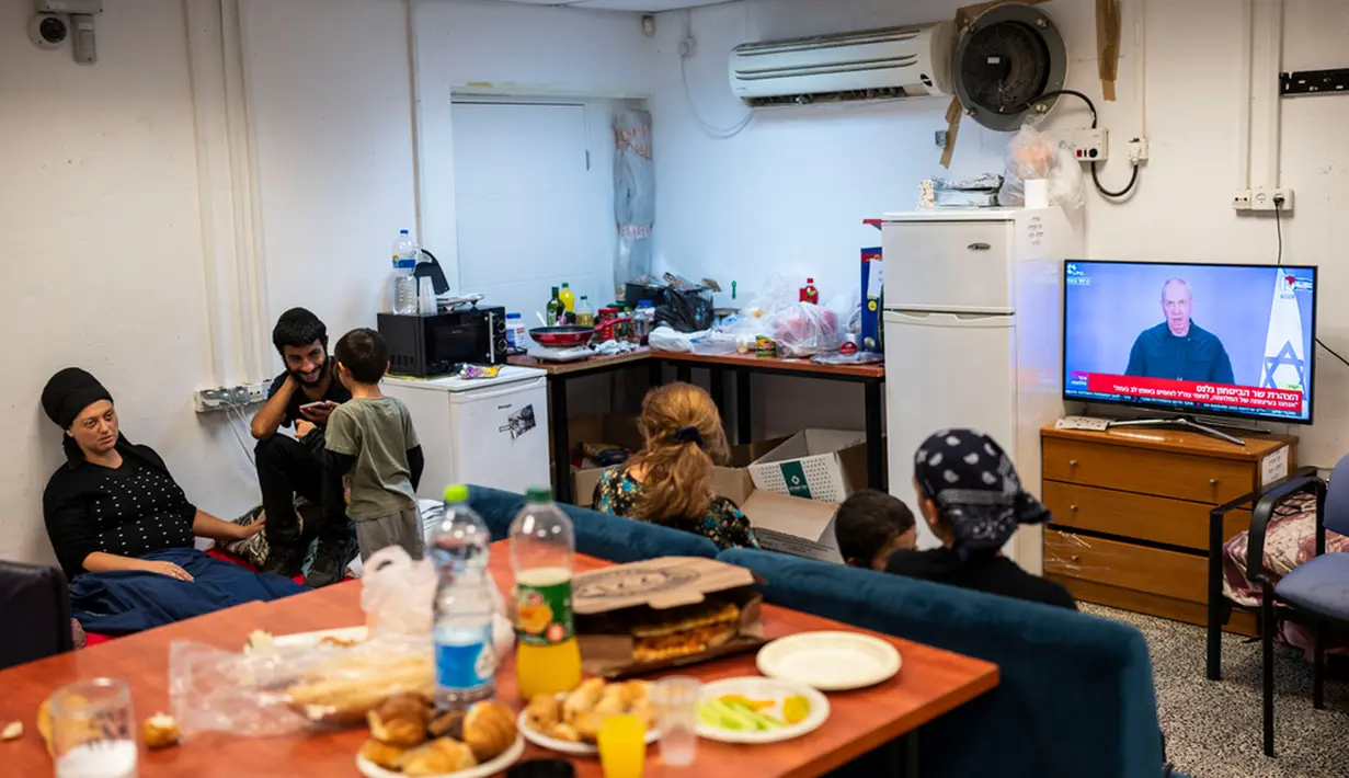 Warga Israel mengatakan tempat perlindungan seringkali hanya seperti perpanjangan dari rumah, kadang-kadang berfungsi seperti ruang tamu atau kamar tidur, sementara yang lain hanya dilengkapi dengan sedikit perabotan. Seringkali mereka memiliki pintu baja dengan kunci yang diperkuat, dinding beton tebal, dan jendela yang terbuat dari kaca antipecah. (AP Photo/Bernat Armangue)