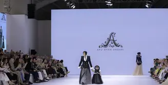 Ameena dan Aurel tampak berlenggak kompak memperagakan busana dari Ayu Dyah Andari. [Foto: Fimela.dok/ Daniel Kampua]