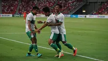 Pemain Timnas Indonesia, Asnawi Mangkualam, Witan Sulaeman, dan Pratama Arhan, merayakan gol yang dicetak Witan ke gawang Singapura dalam leg pertama semifinal Piala AFF 2020 di National Stadium, Kallang, Singapura, Rabu (22/12/2021). (Dok. PSSI)