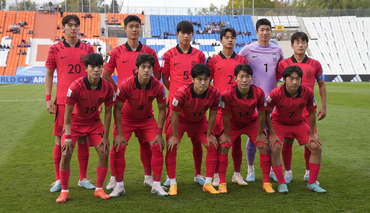 Para pemain starting XI Timnas Korea Selatan U-20 berfoto sebelum dimulainya laga Grup F Piala Dunia U-20 2023 menghadapi Prancis di Malvinas Argentinas Stadium, Mendoza, Argentina, Selasa (23/5/2023) dini hari WIB. (AP Photo/Natacha Pisarenko)