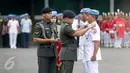 Panglima TNI Jenderal Gatot Nurmantyo menyematkan pangkat kepada Komandan Paspampres, Brigjen TNI (Mar) Suhartono saat upacara sertijab di Jakarta, Selasa (14/3). Suhartono resmi menggantikan Mayjen Bambang Suswantono. (Liputan6.com/Faizal Fanani)