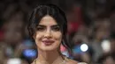 Aktris Priyanka Chopra berpose dengan piala penghargaan saat menghadiri Festival Film Internasional Marrakech ke-18 di Jemaa El Fnaa, Marrakech (5/12/2019). Priyanka Chopra tampil cantik memesona mengenakan busana sari emas dan brokat perak denga dengan kalung emas di lehernya. (AFP/Fadel Senna)
