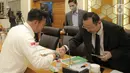 Menteri Pertanian (Mentan) Syahrul Yasin Limpo bersalaman dengan Ketua Komisi IV DPR RI Sudin saat rapat kerja di Kompleks Parlemen Senayan, Jakarta, Senin (16/1/2023). Raker tersebut membahas mengenai Kinerja Kementerian Pertanian mulai dari program-program kerja yang tidak memberikan dampak signifikan terhadap petani, hingga data stok pangan yang berbeda. (Liputan6.com/Faizal Fanani)