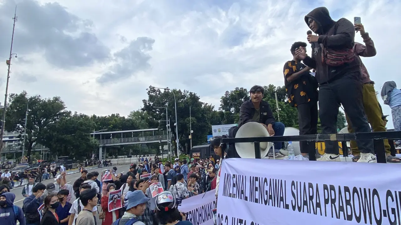 Gabungan mahasiswa dari beberapa universitas berdiri dan berunjuk rasa ke Gedung Mahkamah Konstitusi (MK), Jalan Medan Merdeka Barat Jakarta Pusat pada Jumat (19/4) (Istimewa)