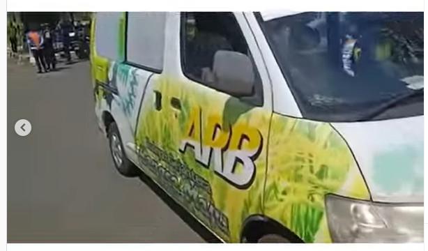 Ambulans Terobos Jalan, Rupanya Mau Liburan (Instagram @makasar_info)