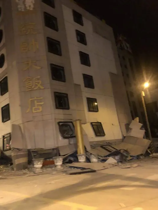 Kondisi kerusakan bangunan setelah terkena gempa di di Hualien, Taiwan (7/2). Gempa kuat dengan magnitudo 6,4 mengguncang Taiwan, Selasa (06/02) malam waktu setempat, membuat sejumlah bangunan di kota Hualien rubuh. (Biro Pemadam Kebakaran Hualien via AP)