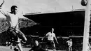 Bola membentur tiang gawang yang dikawal Kiper Ceko Vilem Schroif di pertandingan final Piala Dunia FIFA 1962 di Chili (fifa.com)