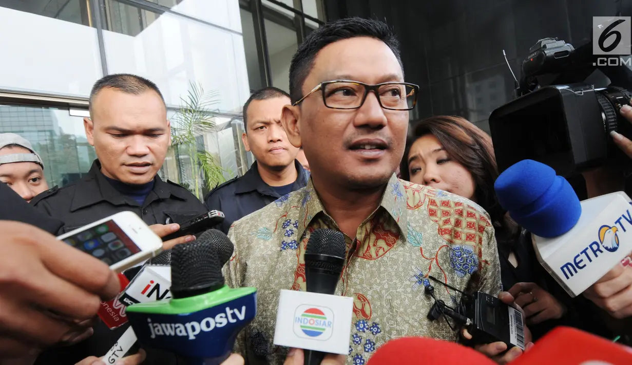 Mantan anggota DPR periode 2009-2014, Abdul Malik Haramain saat ditanya wartawan usai menjalani pemeriksaan oleh penyidik di gedung KPK, Jakarta, Senin (9/7). Politisi PKB ini diperiksa sebagai saksi untuk tersangka Markus Nari. (Merdeka.com/Dwi Narwoko)