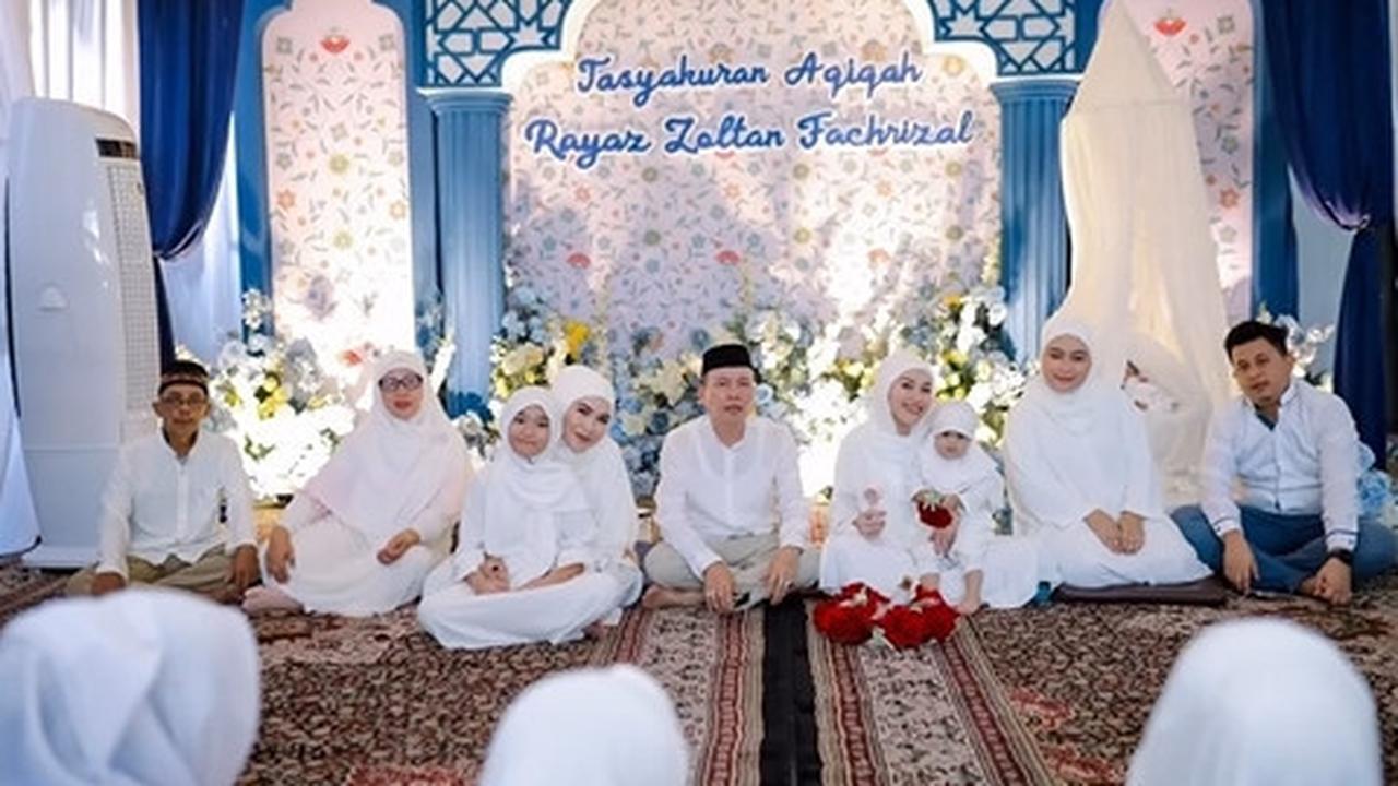 Seluruh Keluarga Kompak Pakai Baju Serba Putih