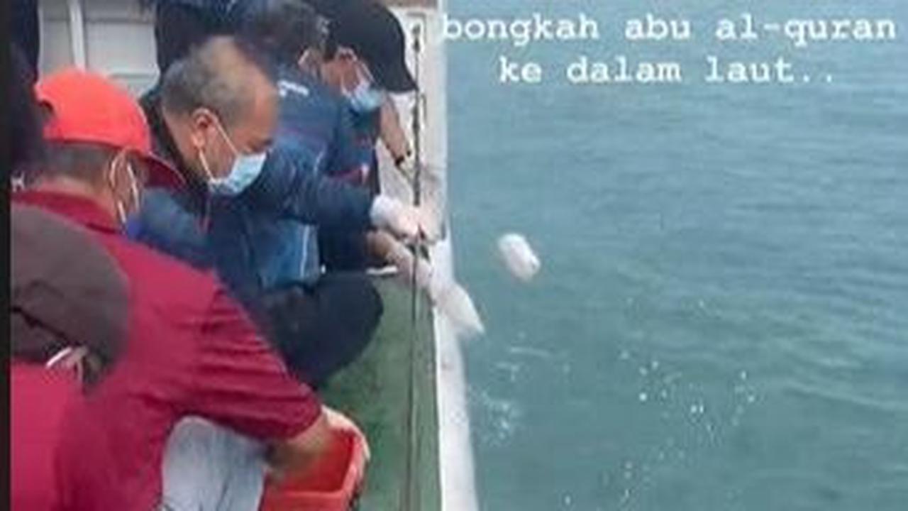 Terlihat beberapa orang membuang bongkahan abu Alquran ke dalam laut.