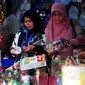 Sejumlah petugas Badan Pengawas Obat Makanan (BPOM) memeriksa makanan dan minuman dalam parsel saat menggelar razia di kawasan Cikini, Jakarta, (23/7/14) (Liputan6.com/Johan Tallo) 