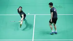 Chou Hoi Wah (kiri) mengembalikan kok saat melawan pasangan Indonesia, Praveen/Oktavianti pada babak pertama Indonesia Open 2018 di Istora Senayan, Jakarta, (3/6/2018). Praveen/Oktavianti kalah 17-21, 21-14, 21-17. (Bola.com/Nick Hanoatubun)