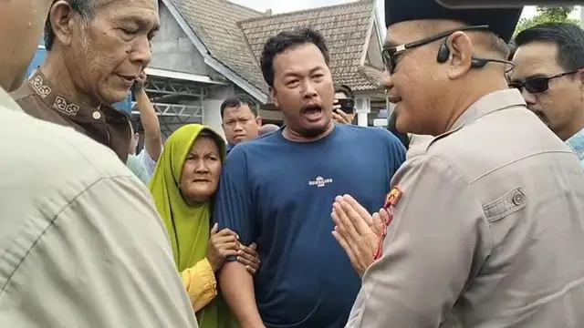Aldi (adik korban) saat meminta pertanggungjawaban ke Wakapolres OKU Sumsel terkait kematian kakaknya