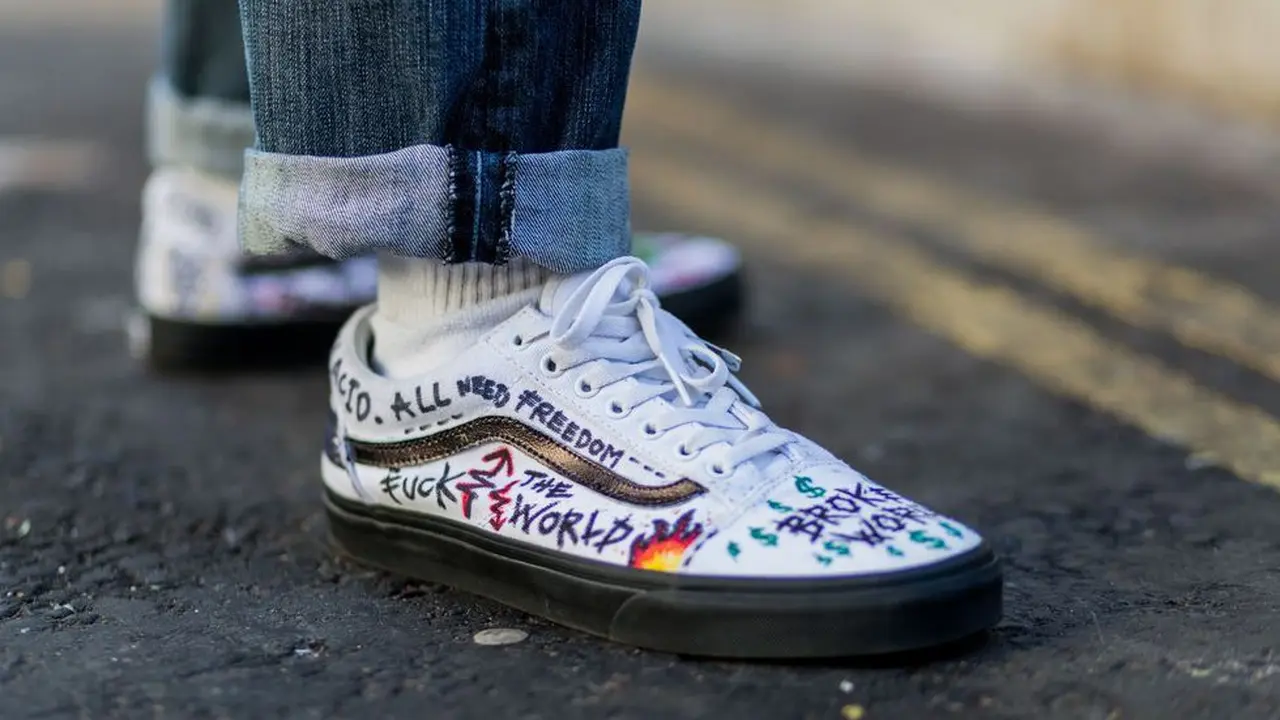 [Bintang] Upgrade Penampilan Sneakers Lama dengan Coretan Gambar yang Aesthetic