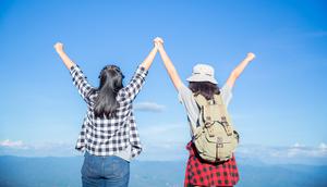 Ilustrasi travelling bersama sahabat (copyright Freepik)