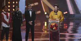 Ketiga kalinya Reza Rahadian meraih kemenangan di ajang Festival Film Bandung (FFB). Peran sebagai bos pelit dalam film My Stupid Boss mengantarkannya kembali mengondol piala FFB 2016. (Deki Prayoga/Bintang.com)