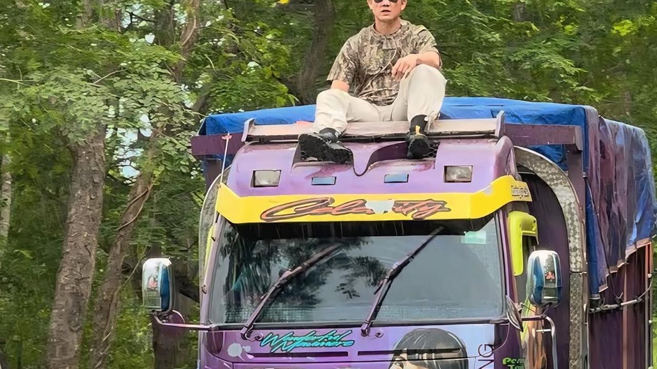 Potret Denny Sumargo Serahkan Bantuan Rp 1,7 Miliar untuk Korban Gunung Lewotobi di NTT