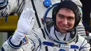 Kosmonot Rusia, Sergei Volkov saat melambaikan tangan ke warga yang hadir dalam di kosmodrom Baikonur, Kazakhstan,Rabu (2/9/2015). Volkov akan menghabiskan enam bulan di Stasiun Luar Angkasa. (REUTERS/Kirill Kudryavtsev)