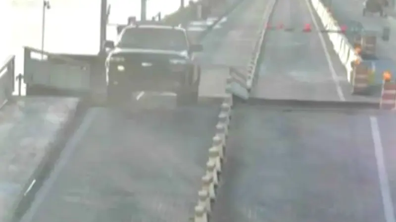 Nyaris Celaka, Mobil Ini Lompati Jembatan Yang Membuka 