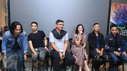 Band Ungu saat jumpa pres singel terbaru di kawasan Kota Kasablanka, Jakarta, Kamis (9/3). Band Ungu mengeluarkan single terbaru bertajuk Setengah Gila. (Liputan6.com/Herman Zakharia)