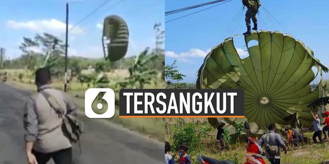 VIDEO: Kompak, Masyarakat Bantu Penerjun Payung Anggota TNI yang Tersangkut Kabel