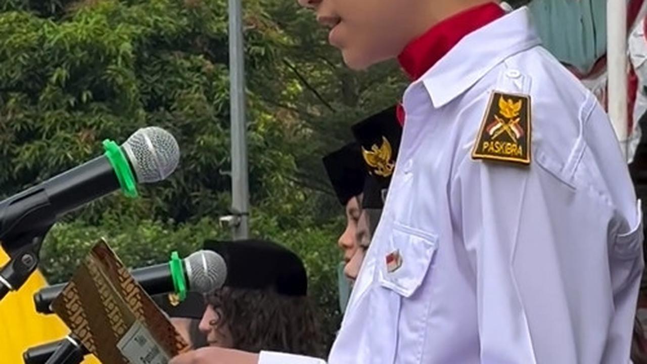 Pembacaan teks dalam bahasa Inggris ini bertujuan agar siswa internasional yang belajar di tempat Lennon dapat memahami apa yang sedang dibacakan oleh petugas upacara.&nbsp;