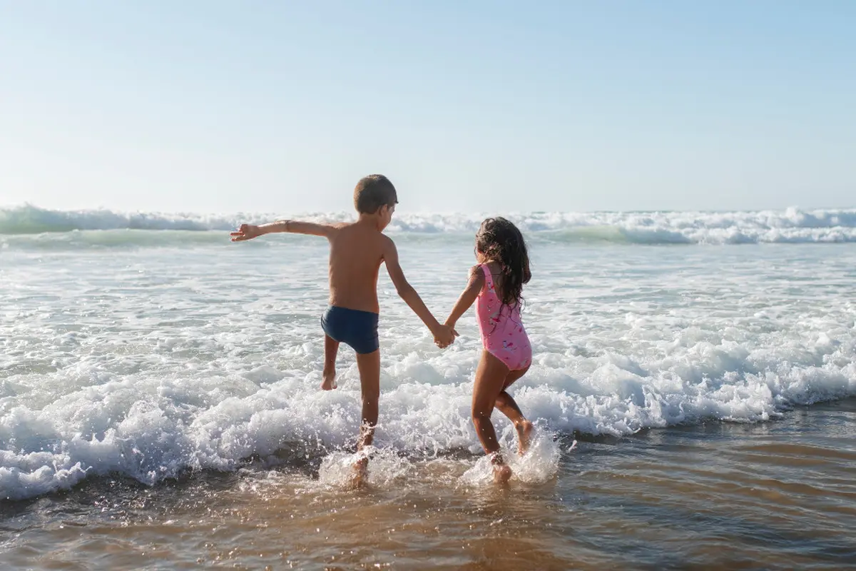 Panduan Aman Mengajak Anak Berenang di Pantai saat Liburan Sekolah