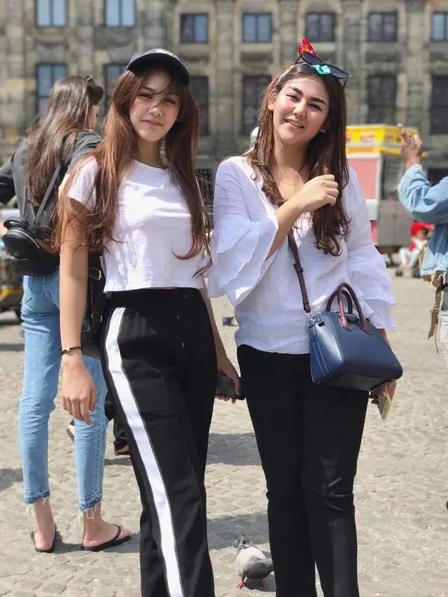 [Bintang] Kompak Gemesin, Begini Gaya OOTD Keren Sissy Priscillia dan Vanesha Prescilla