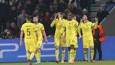 Gelandang Chelsea, Christian Pulisic (kanan) merayakan dengan rekan setimnya usai mencetak gol ke gawang Lille pada pertandingan leg kedua babak 16 besar Liga Champions di stadion Stade Pierre Mauroy, Prancis utara, Kamis (17/3/2022). Chelsea menang atas Lille 3-0. (AP Photo/Michel Spingler)