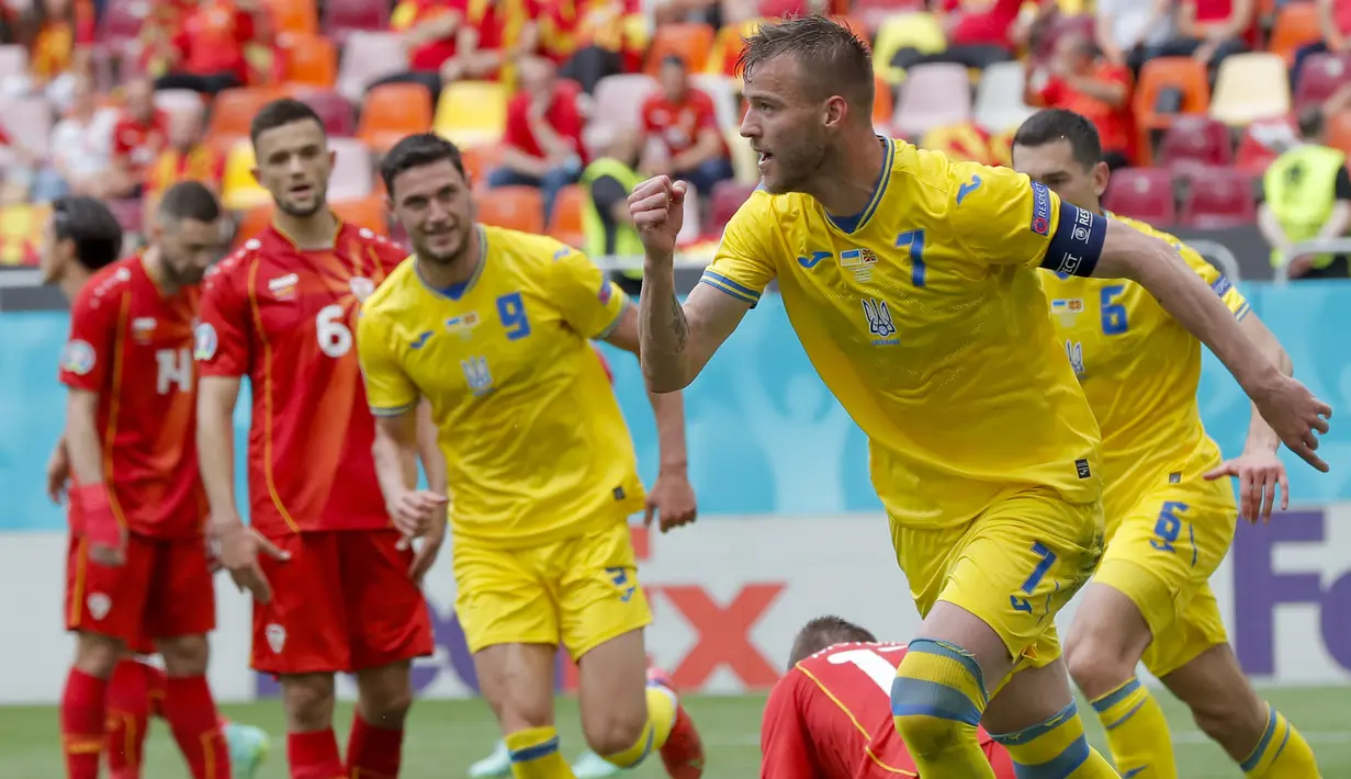 Andriy Yarmolenko. Pemain sayap Ukraina berusia 31 tahun ini telah mencetak 2 gol dalam dua laga di fase grup. Meski bermain di Liga Inggris bersama West Ham United, dirinya bukanlah pilihan utama di klub. Dalam 15 laga musim lalu, tak satu gol pun dicetaknya. (Foto: AP/Pool/Robert Ghement)