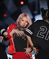 Hitungan waktu mundur Asian Games berlangsung meriah. Acara bertambah meriah dengan hadirnya dua idola asal Korea Selatan SNSD, Taeyeon dan Hyoyeon. Tidak hanya itu, acara juga diramaikan musisi tanah air.  (Bambang E. Ros/Bintang.com)