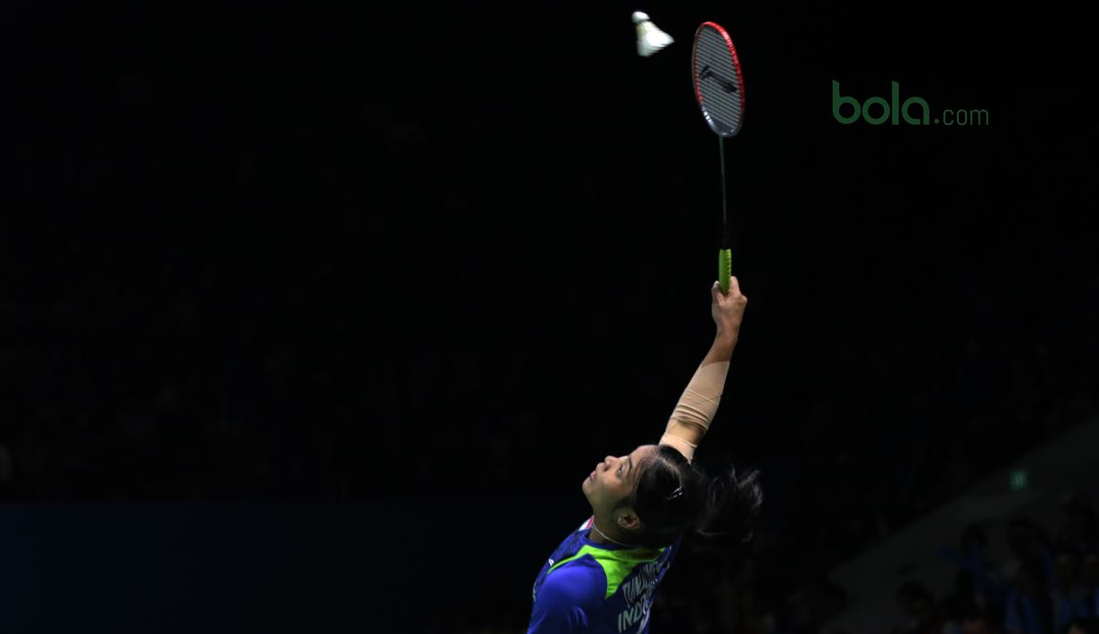 Gregoria Mariska menjangkau kok saat melawan unggulan keempat Ratchanok Intanon pada babak kedua Indonesia Open 2018 di Istora Senayan, Jakarta, (5/6/2018). Ratchanok Intanon menang 21-11 17-21 21-14. (Bola.com/Nick Hanoatubun)