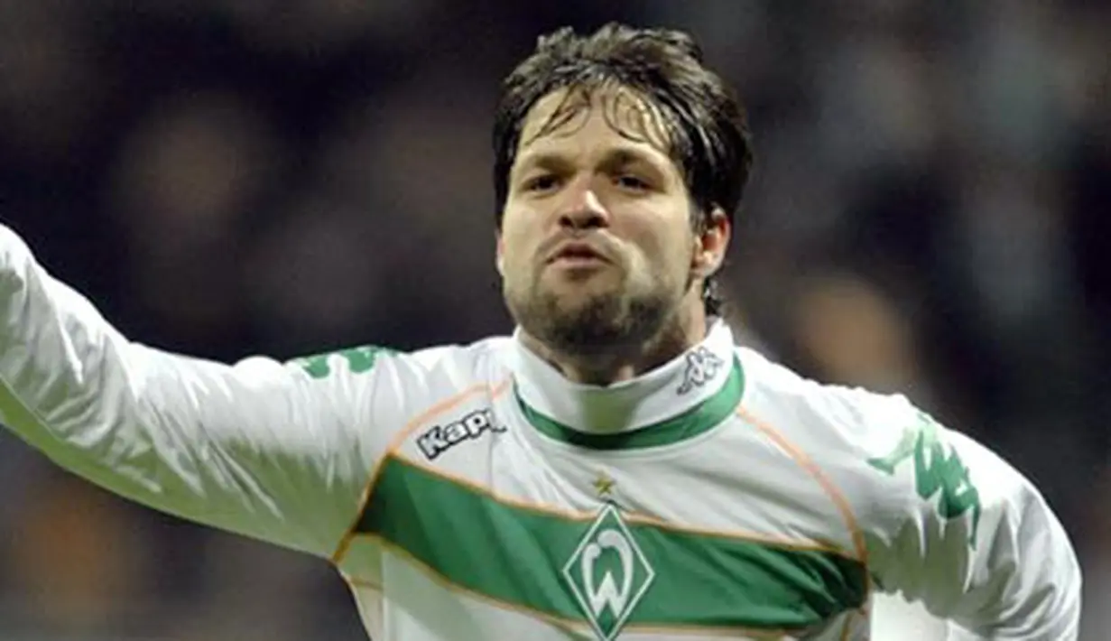 Werder Bremen's midfielder Diego celebrates after scoring during the Werder Bremen vs AC Milan UEFA Cup round of 32 match in Bremen February 18, 2009. The match ended 1-1. AFP PHOTO/JOHN MACDOUGALL