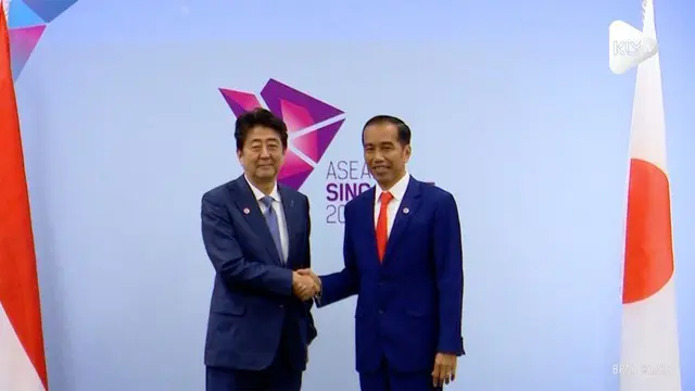 Presiden Joko Widodo melakukan pertemuan bilateral dengan Perdana Menteri Jepang Shinzo Abe di sela rangkaian pertemuan ASEAN di Suntec Convention Centre, Singapura.