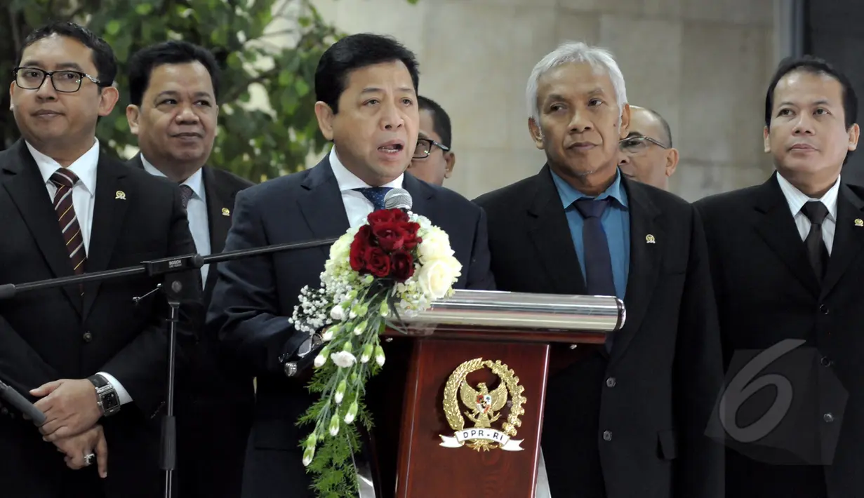 Ketua DPR RI, Setya Novanto (tengah) memberikan keterangan pers usai melakukan rapat konsultasi di Gedung Nusantara IV,Jakarta, Senin (6/4/2015). Rapat konsultasi membahas APBN-P dan rencana pelantikan Kapolri. (Liputan6.com/Andrian M Tunay)